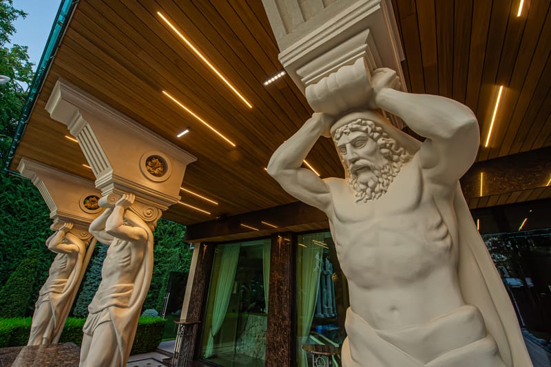 Detaliu arhitectural MiaDora: cariatidă tip Atlas, la apus
