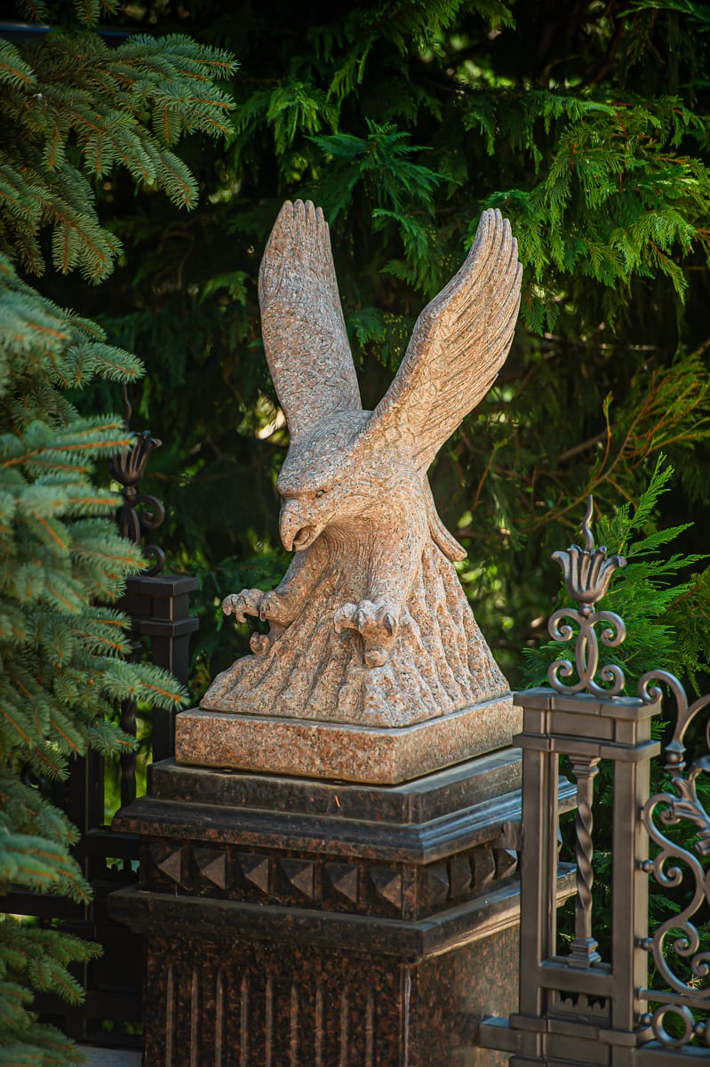 Detaliu arhitectural MiaDora: statuie clasică, în lumina zilei
