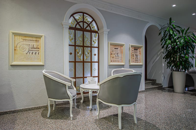 Zona de recepție MiaDora cu fotolii, acvarii și candelabru