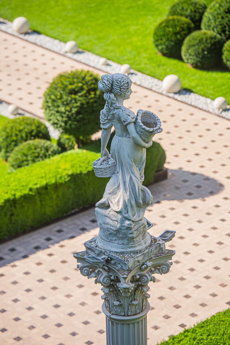 Detaliu arhitectural MiaDora: statuie clasică, în lumina zilei
