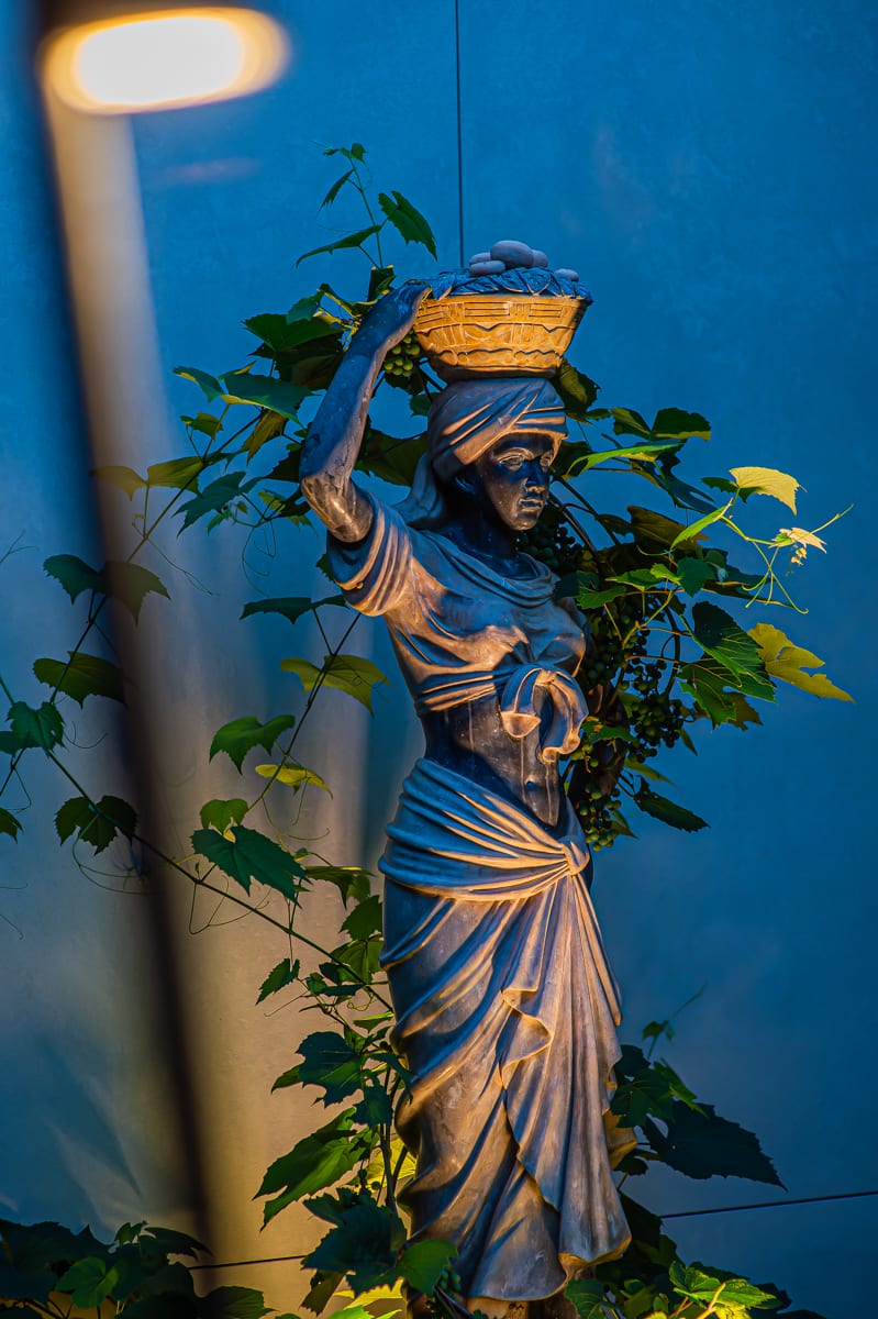 Detaliu arhitectural MiaDora: statuie clasică, noaptea